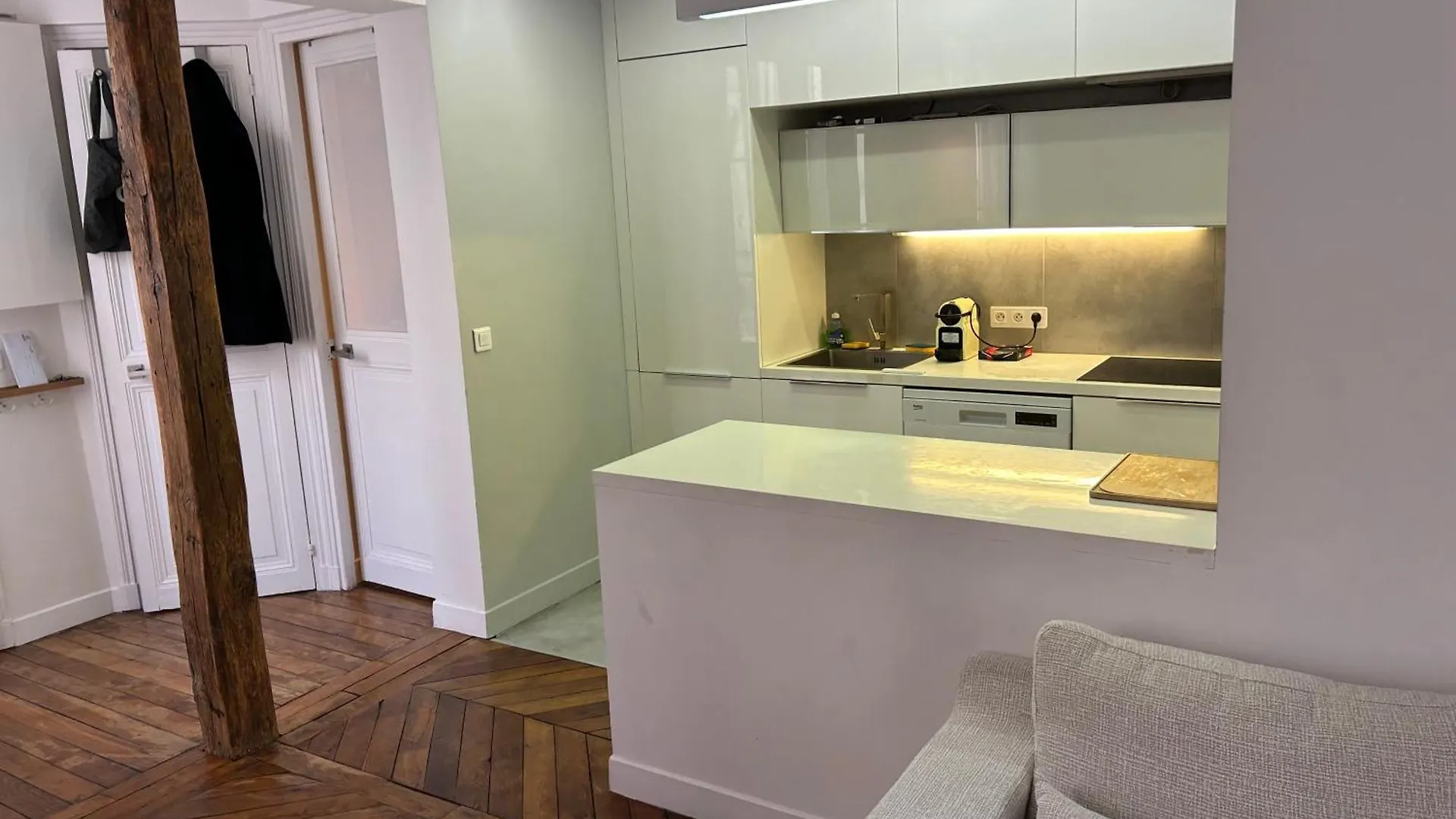 Typical Parisian Flat Central Paris By Montmartre contacts